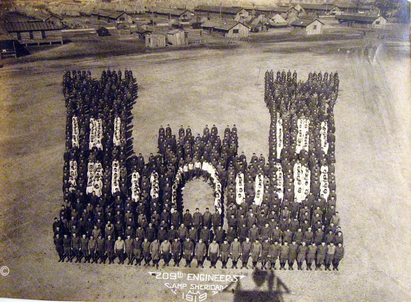 Illustration for article titled The Bizarre Phenomenon of Mass Photography